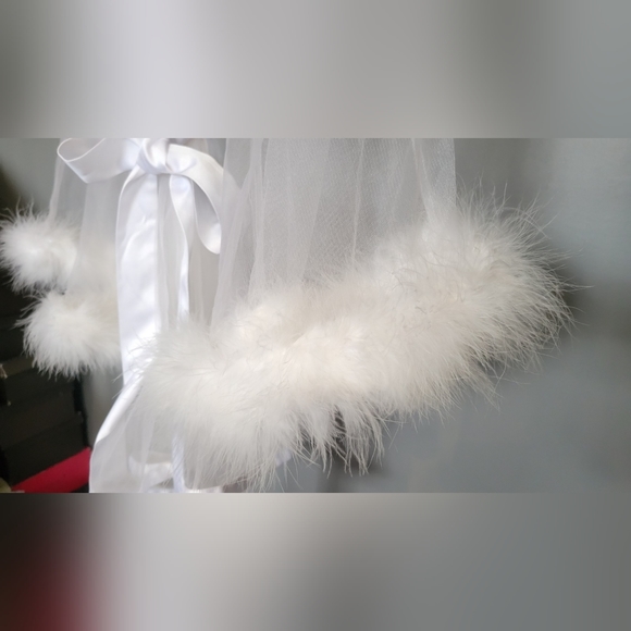 Bridal mesh robe with feathers - Picture 2 of 3